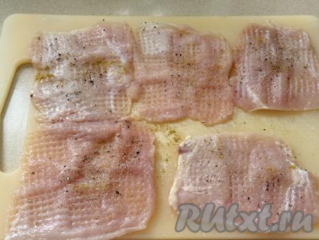Отбитое мясо посолить и поперчить с двух сторон.