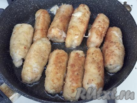 Жарить рулетики, периодически переворачивая, до золотистого цвета&nbsp;со всех сторон (ориентировочно в течение 10-15 минут).