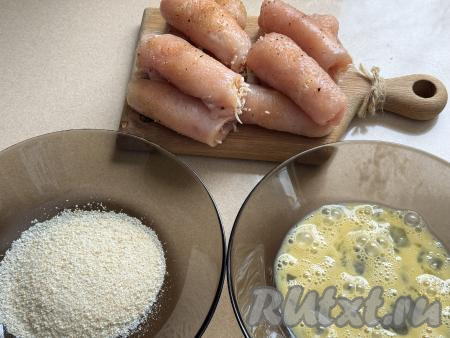 В одну миску всыпать панировочные сухари.&nbsp;В другой миске взбить сырое яйцо венчиком до однородности.