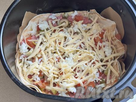 Присыпать пиццу половиной натёртого сыра (я использовала 2 вида сыра: сулугуни и сыр твёрдых сортов).&nbsp;