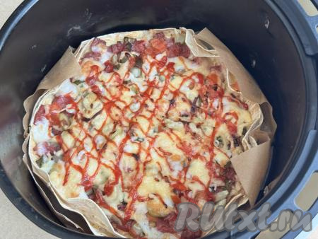 Готовить пиццу из лаваша до расплавления сыра. Продолжительность запекания во многом зависит от мощности аэрогриля. По прошествии 10 минут с начала запекания нужно проверить готовность, заглянув в чашу, если сыр расплавился, значит пицца из лаваша готова, можно доставать её из аэрогриля. Если же сыр полностью не расплавился, тогда запекайте оставшиеся 5 минут.&nbsp;&nbsp;