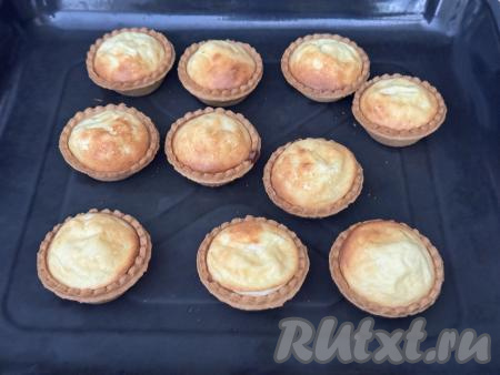 Запекать тарталетки с творогом в разогретой до 180 градусов духовке 20-25 минут (сладкая начинка должна "схватиться").