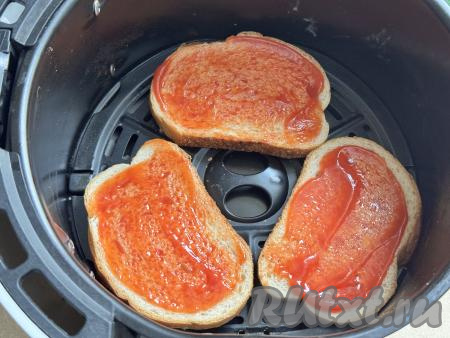 Выложить ломтики батона на решётку аэрогриля. У меня в чашу аэрогриля поместились только 3 ломтика батона, поэтому я готовила 6 бутербродов в два захода.