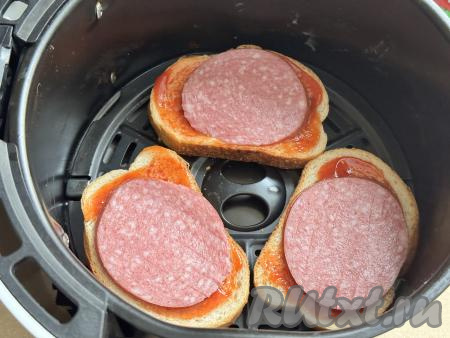 Разложить&nbsp;на каждый ломтик батона по кружочку колбасы.
