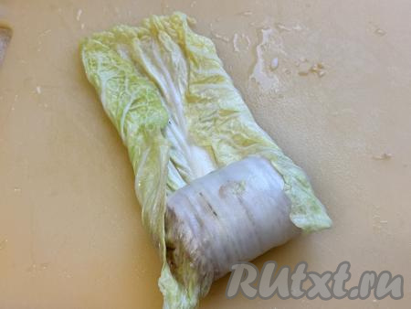 Подвернуть края листа на начинку, как на фото.