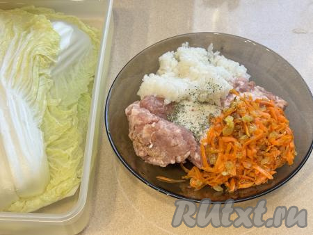 Для приготовления начинки нужно в миске соединить фарш, обжаренные овощи и варёный рис, всыпать соль и специи по вкусу.&nbsp;