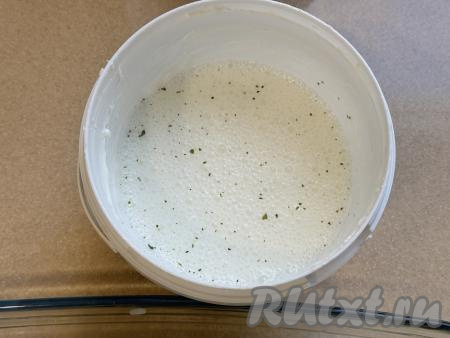 В отдельной ёмкости соединить сметану и 200 миллилитров воды, посолить, можно и поперчить, перемешать.&nbsp;