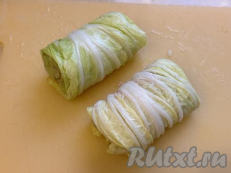 Завернуть начинку в лист пекинской капусты в виде рулетика, в результате получится голубец. Постепенно сформировать все 8 голубцов.