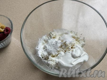 В миске соединить творог, сметану сахар, крахмал и ванильный сахар.