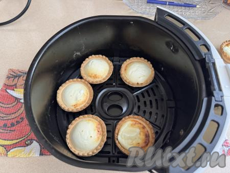 Установить температуру аэрогриля 160 градусов, время - 15 минут. По прошествии 15 с начала выпечки творожная начинка чизкейков должна "схватиться". Продолжительность выпечки зависит от мощности аэрогриля, если по прошествии 15 минут начинка жидковата, увеличьте время на 5 минут.