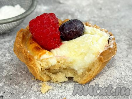 А вот как порционный&nbsp;чизкейк в тарталетке выглядит в разломе. Песочная основа тарталеток прекрасно сочетается с нежнейшей творожной начинкой. Приготовьте эту выпечку в аэрогриле и насладитесь её приятным вкусом и ароматном!&nbsp;