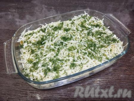 Слой сыра посыпаем мелко нарезанным укропом.
