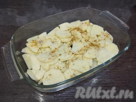 Картошку посыпаем любимыми специями.