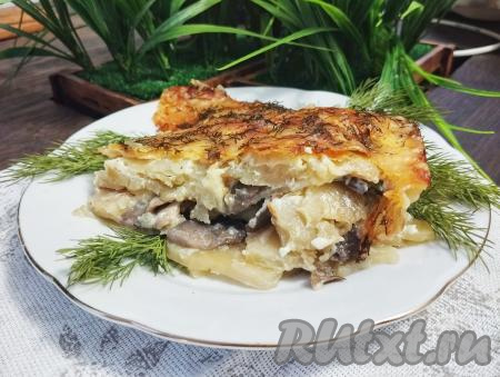Готовое блюдо достаём из духовки, нарезаем на порционные кусочки и в горячем виде подаём к столу. И картошка, и грибы, запечённые под майонезом и сыром, получаются сочными, нежными, вкусными. Это простое блюдо отлично разнообразит ваше меню!