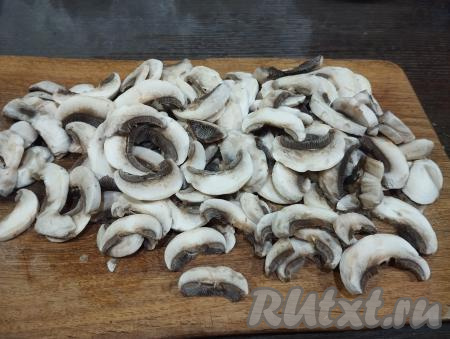 Шампиньоны нарезаем на пластины толщиной примерно 3-4 миллиметра.