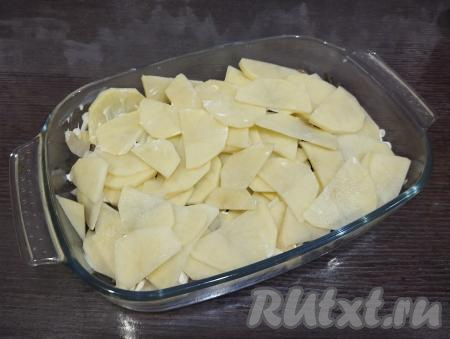 На грибы выкладываем оставшийся картофель, посыпаем его специями.