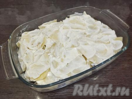 Смазываем картошку сверху майонезом.