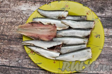 У салаки отрезать головы, хвосты и плавники. Я отрезаю с помощью кухонных ножниц. Затем разрезать брюшко каждой рыбки, удалить все внутренности и хребет вместе с чёрной плёночкой. В результате мы получим филе салаки. Чистится салака достаточно быстро. Хорошо промыть рыбку водой внутри и снаружи, немного обсушить. Затем салаку посолить и поперчить внутри и снаружи.