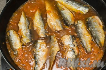 Тушить салаку с морковью и луком в течение 10 минут, накрыв сковороду крышкой.