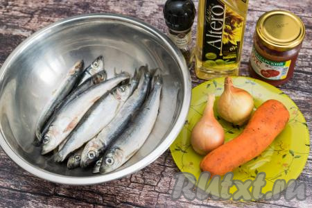 Подготовить продукты для приготовления салаки, тушёной с морковью и луком. Если салака заморожена, её нужно полностью разморозить. Я рекомендую медленно размораживать рыбу на верхней полке холодильника, так рыба будет терять меньше влаги при разморозке, а значит будет более вкусной и сочной. Но при желании можно разморозить салаку и при комнатной температуре.