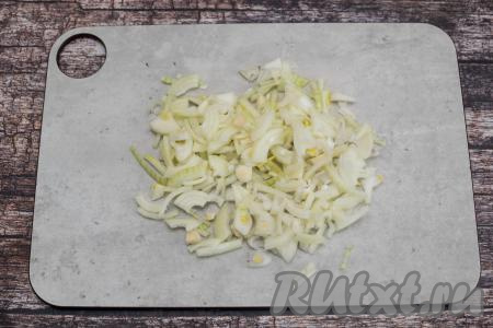 Лук очистить, нарезать на небольшие кусочки.