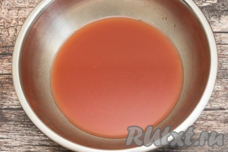 В миску выложить томатный соус (или томатную пасту), добавить 300 миллилитров воды, перемешать, подсолить по вкусу. Если используете томатную пасту, тогда, если паста сильно кисловата, можно добавить в получившийся соус маленькую щепотку сахара.