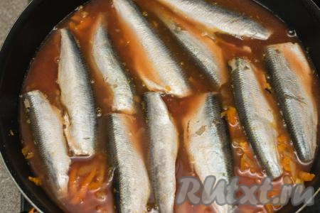 Залить содержимое сковороды получившимся томатным соусом, который должен покрывать салаку больше, чем до половины. Дать соусу закипеть, уменьшить огонь до ниже среднего.