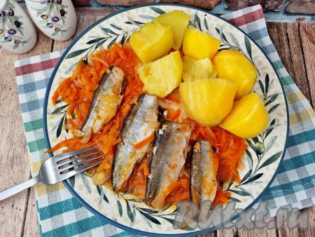 Салака, тушёная с морковью и луком