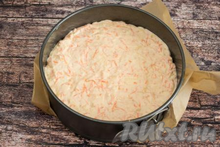 Выложить творожную массу в форму, хорошо разровнять.