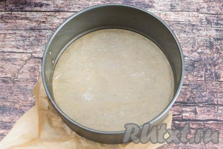 Дно разъёмной формы для выпечки застелить пергаментом. Смазать растительным маслом бока формы и пергамент, застилающий дно формы. Я использовала форму для выпечки диаметром 16 сантиметров.