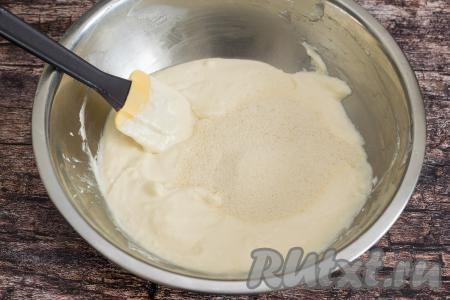 Затем в миску с творожной массой всыпать манку.