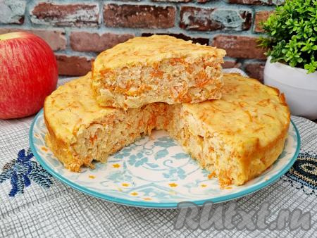 А вот как нежная, воздушная творожная запеканка выглядит в разрезе. Сочетание моркови, творога и яблока делает вкус выпечки очень гармоничным!