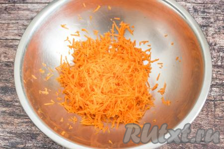 По окончании 20 минут натереть на мелкой тёрке очищенную морковку.