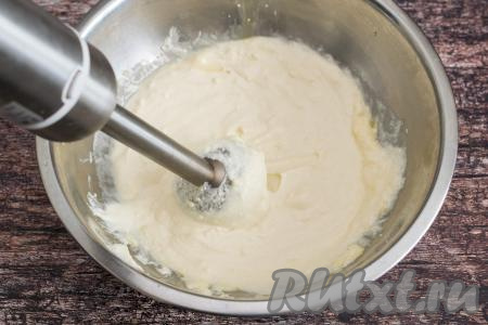 Погружным блендером пробить творог, яйца и сахар до получения однородной творожной массы. Старайтесь, чтобы не осталось крупных комочков творога.