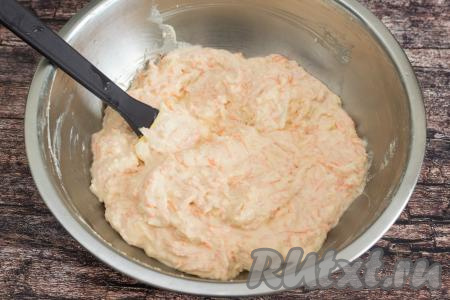 Тщательно вмешать морковку и яблоко в творожную массу лопаткой (или столовой ложкой). Итоговая творожная масса получится в меру густой, как на фото.