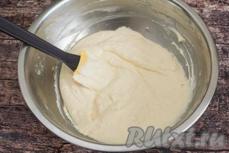 При помощи лопатки (или столовой ложки) вмешать манку в творожную массу и оставить на 20 минут. За это время манка успеет как следует набухнуть.