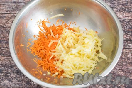 Яблоко очистить от кожуры и натереть на крупной тёрке. Заранее яблоко натирать не надо, так как натёртое яблоко быстро темнеет.