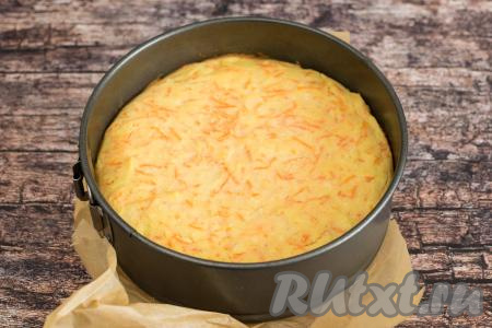 Творожную запеканку с морковью и яблоком выпекать в разогретой до 180 градусов духовке в течение 35-40 минут. Готовую запеканку достать из духовки, дать ей остыть 5 минут и вынуть её из формы. Дождаться, когда запеканка немного остынет, и можно подавать её к столу.