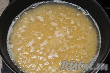 Пока обжаривается булгур, вскипятить в чайнике 400 миллилитров воды. К обжаренному булгуру влить закипевшую воду, добавить соль по вкусу, дать закипеть, уменьшить огонь до минимума, накрыть сковороду крышкой, готовить 20-25 минут (до готовности булгура). Воду и булгур желательно отмерять одним и тем же стаканом (я отмеряла стаканом объёмом 200 миллилитров), то есть если вы отмеряете 1 стакан булгура (это примерно 160 грамм булгура), значит вам понадобится 2 стакана (то есть 400 миллилитров) кипятка.