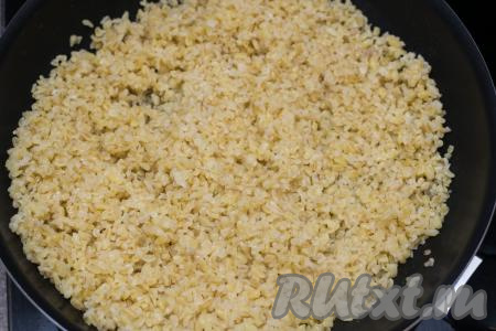 У меня булгур был полностью готов через 20 минут, он стал мягким, рассыпчатым, вода испарилась.