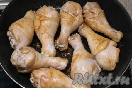 Обжарить ножки на среднем огне в течение 10 минут, периодически переворачивая с одной стороны на другую. На этом этапе нам не нужно доводить мясо до готовности, нам нужно, чтобы ножки покрылись аппетитной, румяной корочкой со всех сторон.