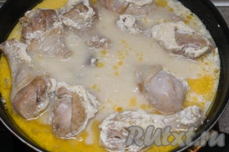 Через 10 минут ножки нужно перевернуть и продолжить тушить под крышкой ещё 10 минут. Убрать готовое блюдо с огня.