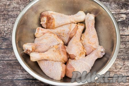 Куриные ножки промыть водой, немного обсушить. Затем посолить, посыпать любимыми специями (я взяла готовые специи для птицы), тщательно перемешать, покрывая ножки солью и специями со всех сторон.