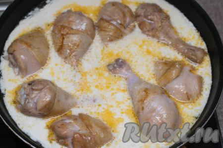 Залить куриные ножки соусом из сметаны, накрыть сковороду крышкой. Довести соус до кипения, уменьшить огонь и тушить мясо в течение 10 минут.