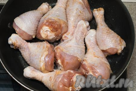 Хорошо прогреть растительное масло в сковороде. Выложить куриные ножки в один слой в сковороду с разогревшимся маслом.
