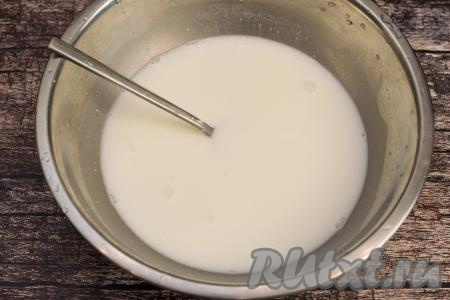 Пока обжариваются ножки, в миске соединить сметану и 300-350 миллилитров воды, добавить соль по вкусу, тщательно перемешать и сметанный соус готов.