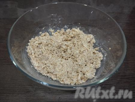 Тесто для оладий из овсяной муки с яблоками получится густым.