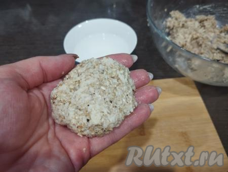 Зрительно делим тесто на 9 равных частей (именно столько овсяно-яблочных оладий мы и будем формировать). Оладьи будем формировать руками. Можно их выкладывать на сковороду и столовой ложкой, но оладьи, сформированные руками, получаются более аккуратными и ровными. ​​​​​Периодически смачивая руки водой, из каждой части теста формируем достаточно плоские овсяно-яблочные оладьи. Всего у нас получится 9 оладий.