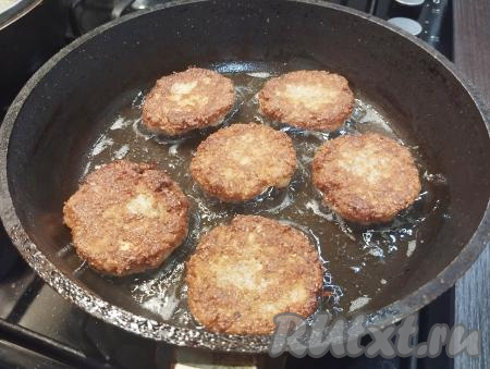 Переворачиваем оладьи на другую сторону при помощи лопатки и обжариваем со второй стороны 2-3 минуты. У меня все оладьи не поместились в сковороду, поэтому я жарила их в два захода. При желании, готовые оладушки можно вначале со сковороды выкладывать на бумажные полотенца, чтобы убрать лишний жир, а после этого перекладывать на тарелку для подачи.