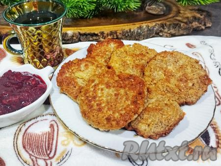 Аппетитные, хрустящие снаружи и нежные внутри оладьи, приготовленные из овсяной муки с яблоками, выкладываем на тарелку и&nbsp;дополнив, по желанию, мёдом или вареньем,&nbsp;подаём к столу к чаю или кофе.